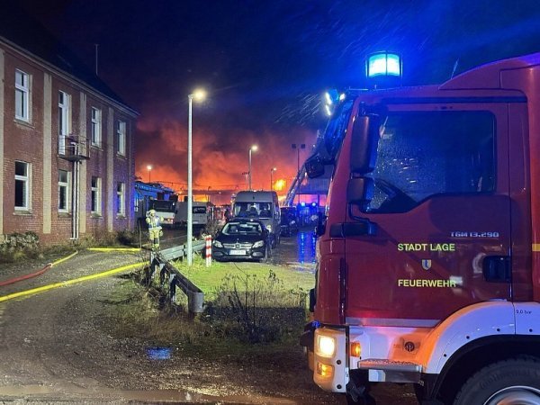 Die Polizei sucht Zeugen, die etwas zur Ursache des Großbrands in Lage beitragen können. - © Freitag-TV