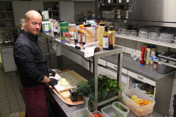 Daniel Scott steht in der Küche des Schlosskrugs, so wie auch am Abend des Gründonnerstags, als er morgens in der Gaststätte überfallen wurde. - © Nadine Uphoff