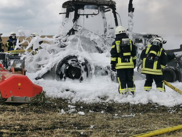 Ein Traktor brannte auf einem Feld nahe Alverdissen völlig aus. - © Sylvia Frevert