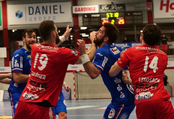 Heißer Derby-Zweikampf: Nettelstedts Yannick Dräger trifft Tim Suton mit der Faust am Hals und kassiert für dieses Foul die rote Karte. - © Jörg Hagemann
