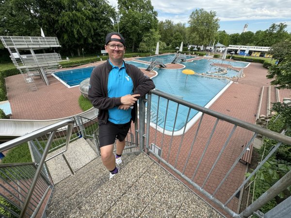 Badebetriebsleiter Sven Prochnow hat mit dem Bega-Bad noch einiges vor. - © Sven Kienscherf