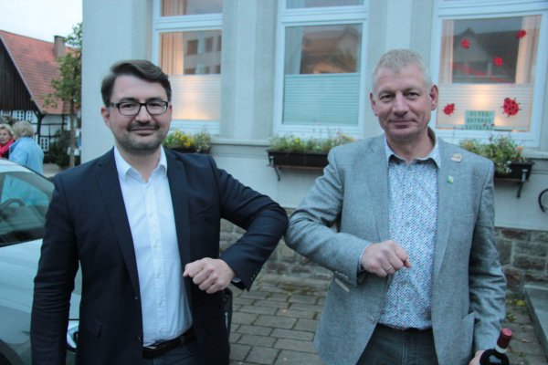 Christian Sauter (links) gratuliert Frank Meier zum Wahlsieg. - © Carolin Brokmann-Förster