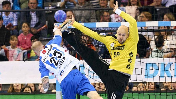 Urh Kastelic bot in der ersten Hälfte eine famose Leistung und nahm Patrick Zieker auch diesen Wurf ab. - © PIX-Sportfotos/Peter Kotzur