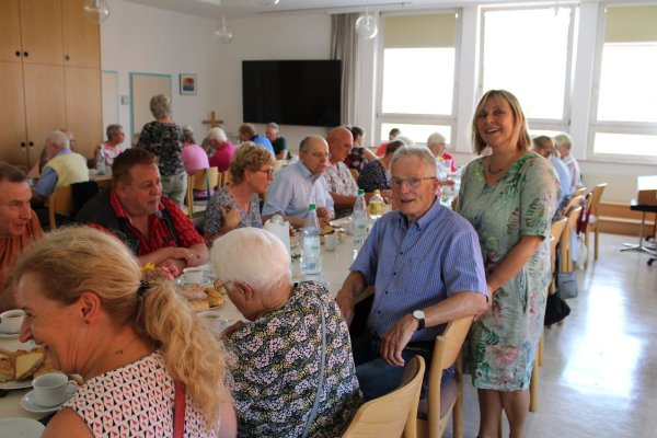 Adelheid Schütte hat das Café Pause seinerzeit ins Leben gerufen. Auch Walter Hagemeier ist von Beginn an ehrenamtlich dabei. - © Lorraine Brinkmann