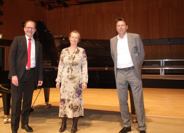 Rektor Prof. Dr. Thomas Grosse (links), Prorektorin Prof. Godelieve Schrama sowie Bürgermeister Frank Hilker Freuen sich auf die weitere Zusammenarbeit. - © Hochschule für Musik Detmold/Plettenberg
