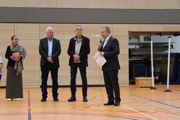 Kirsten Pielsticker (Leiterin Grundschule Hohenhausen, von links), Cajus Caesar (ehemaliger Bundestagsabgeordneter), Dr. Eike Stiller (Leiter Jacobischule) und Bürgermeister Mario Hecker eröffnen offiziell die sanierte Dreifeldhalle. - © Lorraine Brinkmann