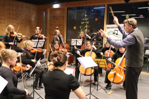 Wie hier beim jährlichen Weihnachtskonzert treten Jugendliche und Erwachsene im großen Streicherensemble gemeinsam auf. Die Leitung hat Andreas Friesicke. Archivfoto: Knut Dinter - © Archivfoto: Knut Dinter
