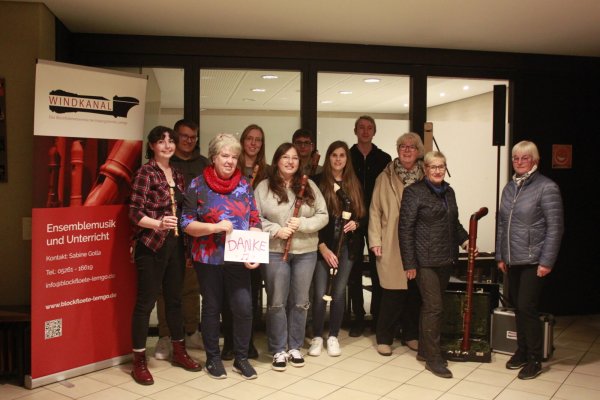 Das Blockflötenensemble „Windkanal“ bedankt sich bei „Frauen für Lemgo“ für die Spende. - © Juliana Szabo
