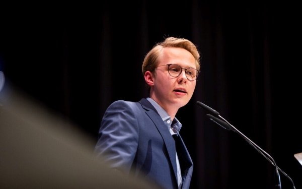 Torben Hundsdörfer hält eine Rede auf einem Parteitag. - © David Renz