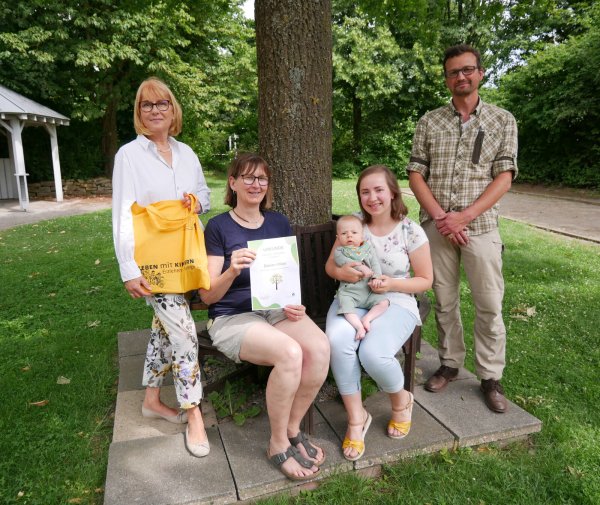 (von links) Sigrun Düe, Abteilungsleiterin Kinder-, Jugend und Familienbildung, Sonja Hommers, Koordinatorin der Frühen Hilfen, Christina Wiljes mit Darian und Förster Alexander von Leffern freuen sich mehr als es der skeptische Blick des kleinen Darian vermuten lässt. - © Alte Hansestadt Lemgo