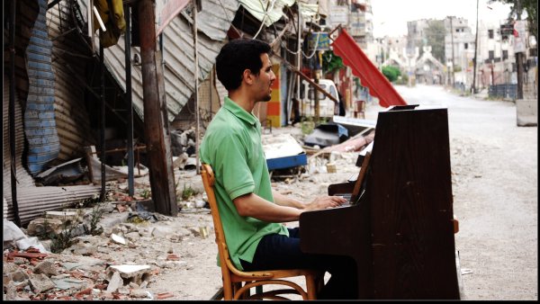 Der palästinensisch-syrische Pianist Aeham Ahmad spielt in der Theologischen Fakultät Paderborn Kompositionen an den Übergängen von jüdischer, christlicher und islamischer Musik. Foto: Lamis Khateeb - © Lamis Khateeb