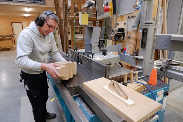 Michael Kunze baut den Pfosten eines Treppengeländers nach, das sich im Schloss Herzberg in Niedersachsen befindet. Dabei ist Präzision gefragt, immerhin soll der Nachbau genau wie das Original aussehen. - © Lorraine Brinkmann