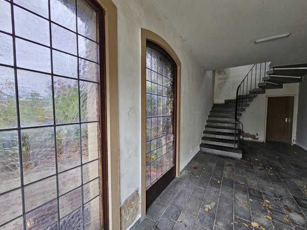 Von außen sieht man die Mängel am Gebäude nicht, aber steht man im Vorraum der Friedhofskapelle in Billinghausen, sind die Feuchtigkeitsschäden offenkundig. - © Astrid Sewing