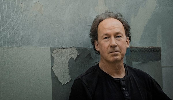 Dorfgeschichten: Ulrich Noethen liest aus "Das Lächeln meines unsichtbaren Vaters". - © Irene Zandel
