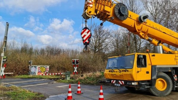 Ein Kranwagen hat die Oberleitung beschädigt. - © Polizei Lippe