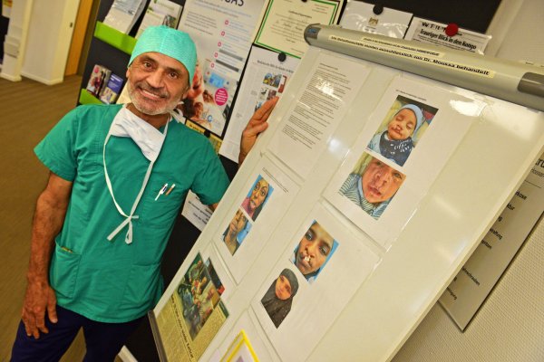 Dr. Dr. Ibrahim Moussa zeigt die Fotos von seinem Einsatz in Somaliland. Hier sollen in ein paar Tagen die Fotos aus Mauretanien hängen. - © Nicole Ellerbrake