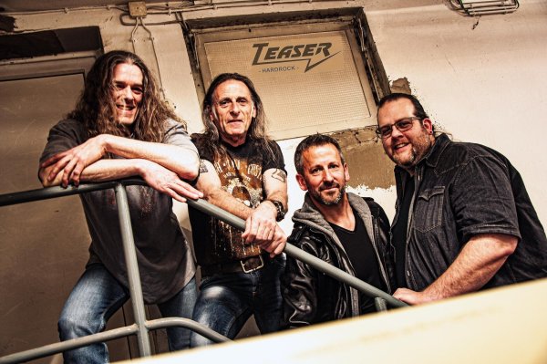 Nils Wunderlich (Gitarre, Gesang), Peter Koch (Bass, Gesang), Michael Seils (Gesang), Kai-Uwe Lange (Schlagzeug) kommen als neu formierte "Teaser" am 1. Juli ins "BarRock". - © Bildrechte: Teaser