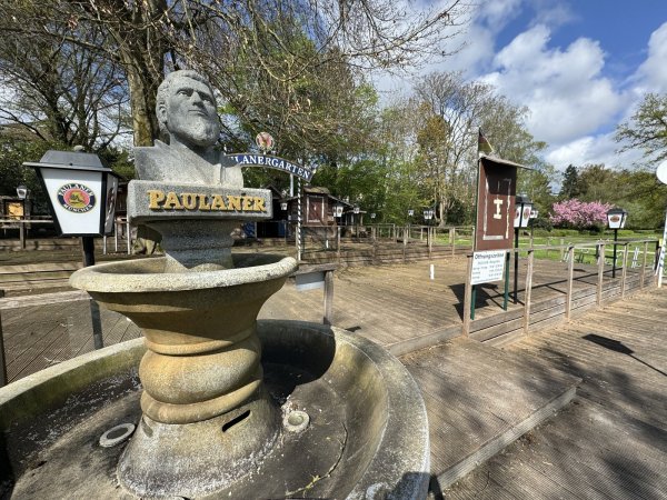 Der Paulaner Biergarten war zuletzt auf 200 Besucherinnen und Besucher beschränkt. Eigentlich passen weit mehr hinein. - © Sven Kienscherf