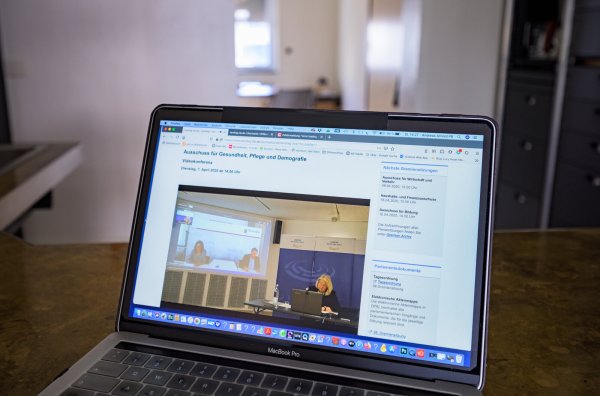 Die große Politik als Vorbild: Eine Tagung des rheinland-pfälzischen Gesundheitsausschusses ist per Livestream auf einem Rechner zu verfolgen. Ob das auch in der Kommunalpolitik sinnvoll ist und rechtlich sauber umgesetzt werden kann, ist unter den Horn-Bad Meinberger Ratsmitgliedern umstritten. - © picture alliance/dpa