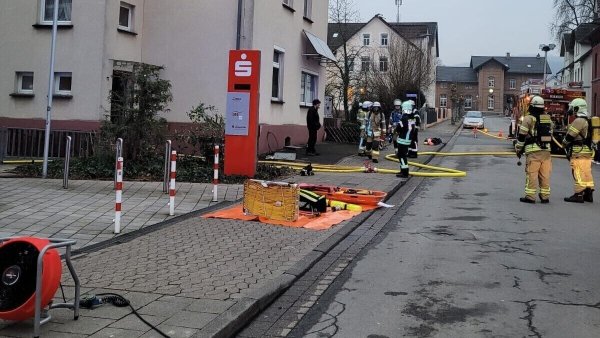 Die Feuerwehr Lügde musste einen Kaminbrand in der Bahnhofstraße bekämpfen. - © Feuerwehr Lügde