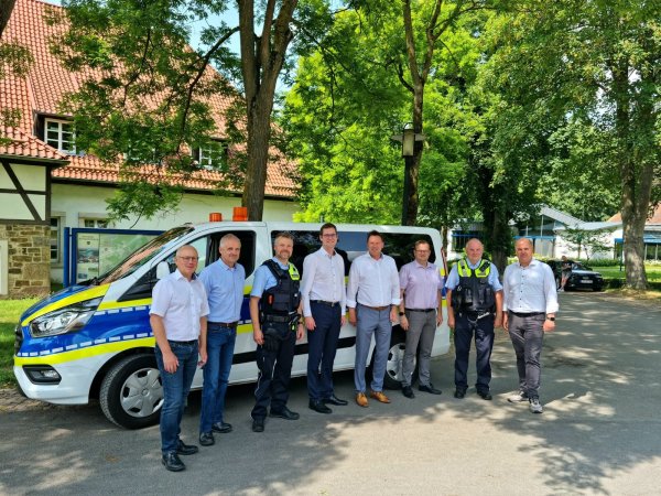Mit der Stadt Lage und der Gemeinde Schlangen haben sich zwei weitere Partner dem KOD Detmold-Lippe angeschlossen. Vor dem Fahrzeug haben sich Frank Rayczik (Stadt Lage), Heinz-Dieter Krüger (Bürgermeister Horn-Bad Meinberg), Christian Wachowski (KOD), Matthias Kalkreuter (Bürgermeister Lage), Detmolds Bürgermeister Frank Hilker, Peer Reese (Stadt Detmold), Lothar Behling (KOD) und Marcus Püster (Bürgermeister Schlangen) zusammengefunden. - © Stadt Detmold