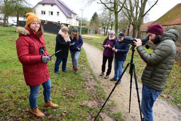 Kim Fasse (von links), Anke und Hannah Tautenhahn, Cornelia und Manfred Rehse sowie Fabian Gärtner schauen und hören genau hin. Welche Vögel sind im Park unterwegs? - © Nicole Ellerbrake