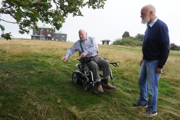 Rudi Brand zeigt Helmut Eichmann die Stelle auf dem Köterberg, an der die SS-Männer ihr eigenes Grab schaufeln mussten, wie sie glaubten.  - © Michaela Weiße