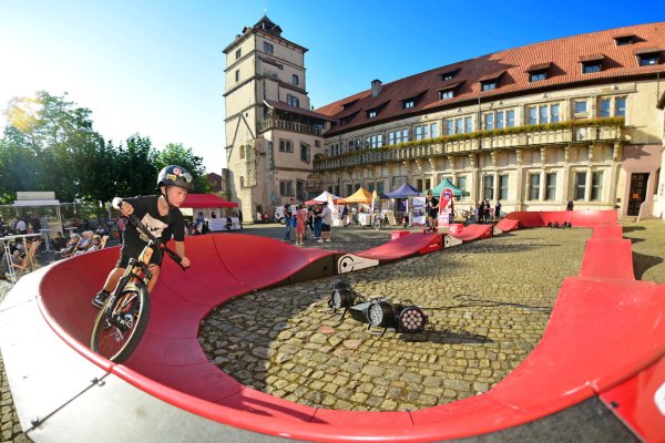 Rafael testet den Pumptrack - © Nicole Ellerbrake