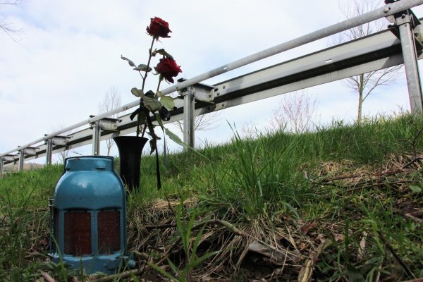 Kurz nach dem tödlichen Verkehrsunfall stellten Angehörige an der Unfallstelle in Lügde Blumen und eine Kerze auf. - © Janet König