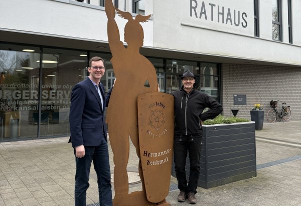 Künstler Hans Kordes (rechts) und Bürgermeister Matthias Kalkreuter freuen sich, dass die Hermann-Statue zum Jubiläum des Denkmals einen würdigen Platz in Lage gefunden hat. - © Stadt Lage