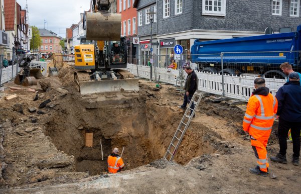 Die Bauarbeiten in der Langen Straße kommen zügig voran. Derzeit werden im Bereich der Kreuzung Lange Straße und Krumme/Exterstraße die Kanalanschlüsse zusammengeführt. - © Raphael Bartling