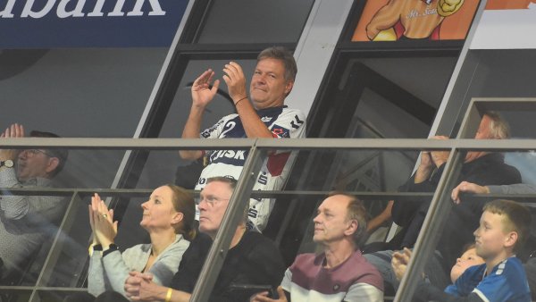 Die Sympathien des deutschen Vize-Kanzlers Robert Habeck galten eindeutig dem dänischen Weltklassespieler Simon Pytlick und der SG Flensburg-Handewitt. - © Jan Kirschner
