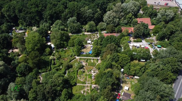 Das weitläufige Gelände der Heerser Mühle aus der Vogelperspektive während eines vergangenen Umwettags: Überall finden sich Stände und Aktionen. - © Klaus Ottensmeier
