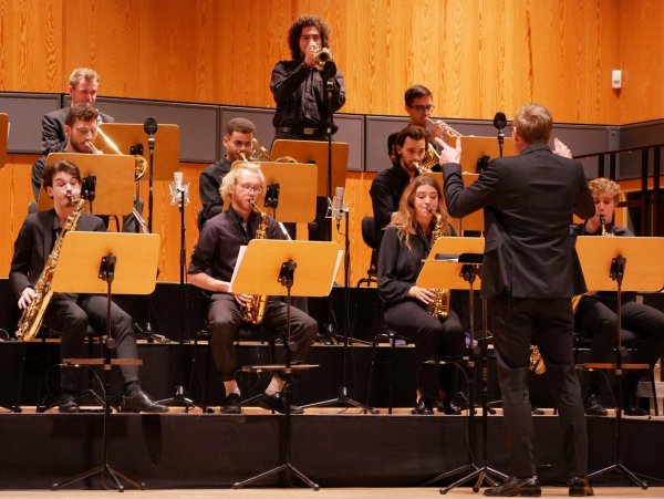 Schwungvoller Ausklang. Die HfM-Big Band unter Leitung von David Plate spielt Arrangements wie "The Healer" oder "Nigth in Tunisia" mit viel Drive. - © Thomas Krügler