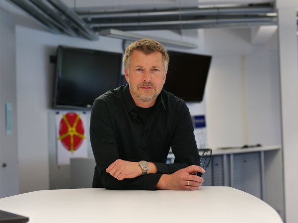 LZ-Redakteur Jens Rademacher hält es für wenig sinnvoll, Autofahrer einmal um den Campus zu schicken. - © Jörg Hagemann