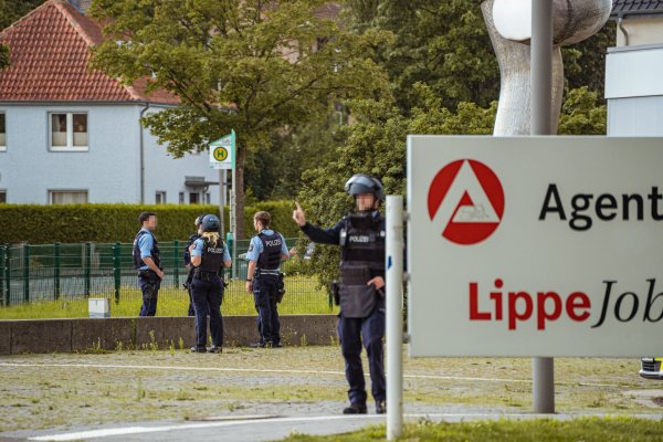 Schwer bewaffnet säumen Polizisten am Dienstagmittag das Gelände der Agentur für Arbeit in der Wittekindstraße. - © Freitag TV