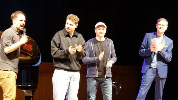 Moderator Lukas Wandke mit Fabian, Stefan und Henning - von links. - © Axel Bürger