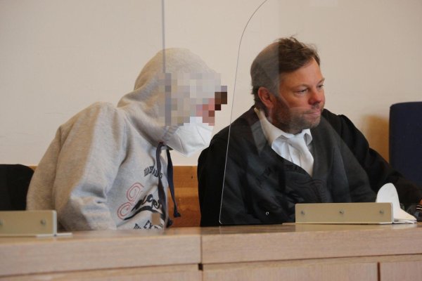 Verteidiger Dr. Andre Pott bespricht sich mit seinem Mandanten. Der Rechtsanwalt aus Detmold hat den 22-Jährigen schon öfter vor Gericht begleitet. - © Janet König