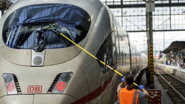 Für den richtigen Durchblick: Ein Servicemitarbeiter reinigt in einem Hauptbahnhof die Frontscheibe eines ICE. - © picture alliance/dpa