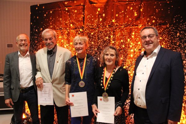 KSB-Präsident Friedhelm Böger (links) und Landrat Dr. Axel Lehmann (rechts) ehren die lippischen Spitzensportler (von links) Dieter Denecke (70. Sportabzeichen), Katjana Quest-Altrogge (Triathlon, Leichtathletik) und Monika Körner-Downes (Teilnahme Ironman Hawaii). - © Kreis Lippe