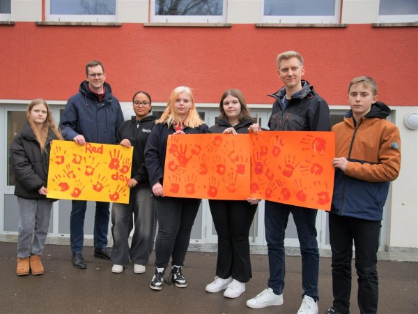 Präsentieren die Ergebnisse der „Red Hand Aktion“ der achten Jahrgangsstufe der Sekundarschule Lage: (von links) Anna Dück, Bürgermeister Matthias Kalkreuter, Sessé Friedrich, Celina Mercedes Vogel (Schülersprecherin), Amelie Witter, David Hawthorne (Lehrer) und Jonas Spitzer. - © Stadt Lage