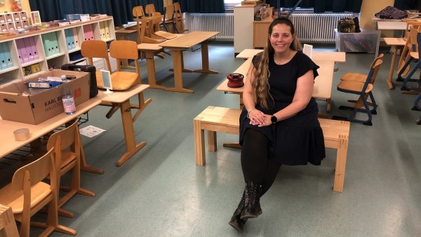 Tanja Nicole Krenz in einem Klassenraum der Grundschule Kirchplatz. - © Sven Kienscherf