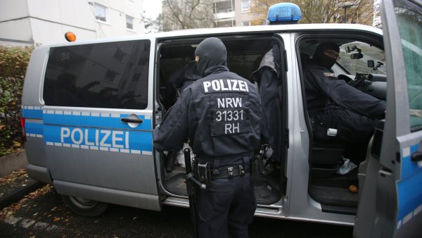 Immer wieder gehen die Sicherheitsbehörden in NRW gegen mutmaßliche Anhänger der Terrororganiation "Islamischer Staat" vor. - © dpa