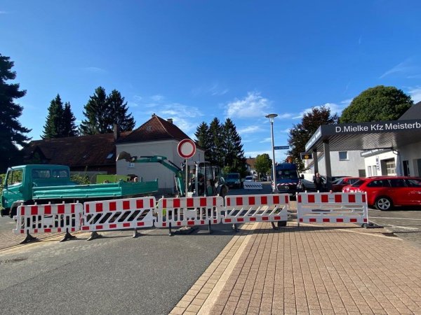 Die Schötmarsche Straße ist wegen eines Wasserrohrbruchs in Höhe Nummer 30 gesperrt. Foto: Gemeinde Leopoldshöhe - © Gemeinde Leopoldshöhe