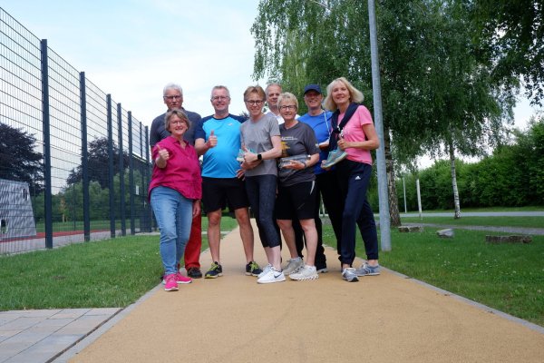 Gabi Rottmann (von links), Uwe Horstmann (beide Heimatverein), Jörg Baldig, Birgit Wiegrebe (Orga-Team), Uwe Schünemann (Stadt Barntrup), Elke Budna, Wolfgang Budna und Sandra Kaufmann (alle Orga-Team) freuen sich auf viele Läufer und Läuferinnen. Es fehlen Björn Strohmeier, Klaus Blome und Frank Hanel. - © Lorraine Brinkmann