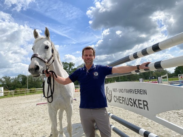 Henning Hirsch, hier mit seiner elfjährigen Schimmel-Stute "Cincinnati", ist seit 2019 Vorsitzender des Reit- und Fahrvereins Cherusker in Remmighausen. - © Sebastian Lucas(LZ)