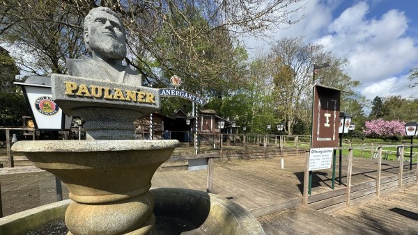 Der Paulaner-Biergarten am Kurparksee ist seit September 2023 geschlossen. - © Sven Kienscherf