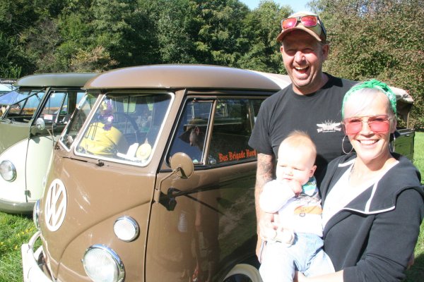 Der sechs Monate alte Tammo begleitet schon seine Eltern Beatrice Müller und Maik Röper zu den Bulli-Treffen. Die Motorengräusche wirken beruhigend auf ihn, wie sie berichteten. - © Knut Dinter