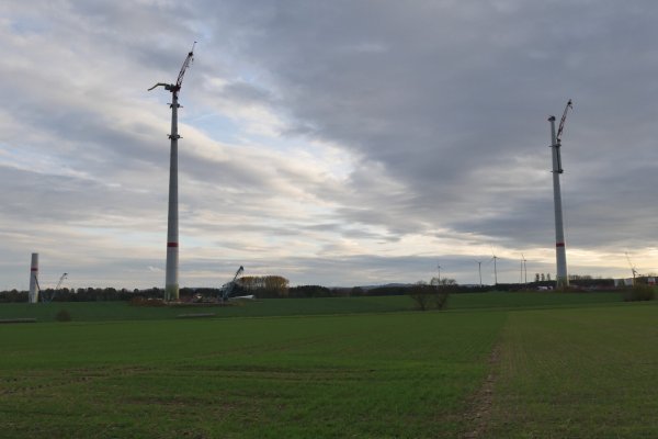 Der Windpark Belle ist derzeit im Bau. Die Fraktion der Grünen im Rat Horn-Bad Meinberg möchte, dass die Stadt Anlagen kauft und damit Geld verdient. - © Archivfoto: Jost Wolf