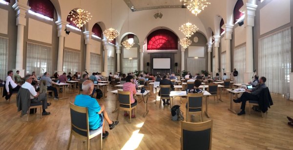 Auch der neue Stadtrat dürfte wegen Corona erst einmal mit Abstand tagen. Das Foto zeigt eine der letzten Sitzungen der alten Stadtvertretung im Kurhaus. - © Thomas Reineke